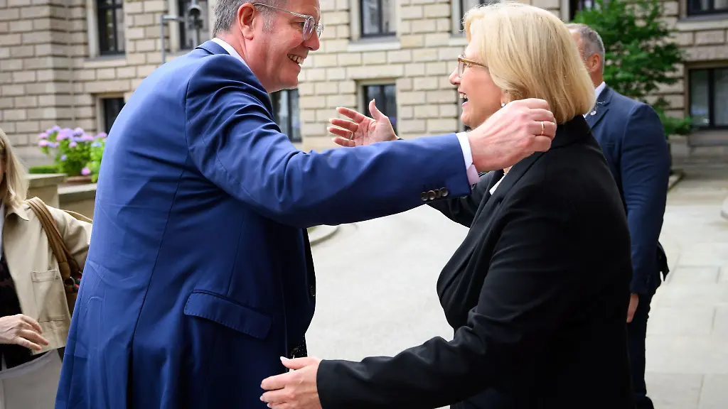 Bei-einem-Currywurstessen-mit-Rehlinger-r-gab-es-fuer-den-Veganer-Schweitzer-l-einst-eine-fleischlose-Variante