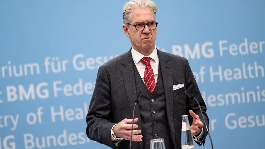 Andreas-Gassen-Chef-der-Kassenaerztlichen-Bundesvereinigung-nimmt-an-einer-Pressekonferenz-zu-Plaenen-fuer-ein-Primaerarztsystem-teil