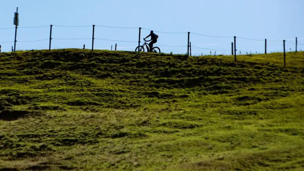Ein-Radfahrer-faehrt-in-den-Allgaeuer-Alpen