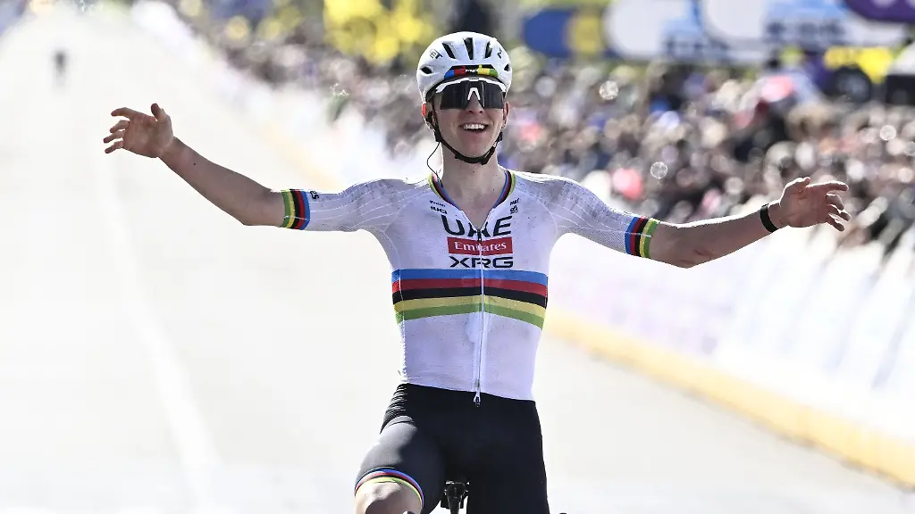 05-04-2026-Belgien-Oudenaarde-Radsport-UCI-WorldTour-Flandern-Rundfahrt-278-00-km-Maenner-Tadej-Pogacar-aus-Slowenien-vom-UAE-Team-Emirates-jubelt-ueber-seinen-Sieg