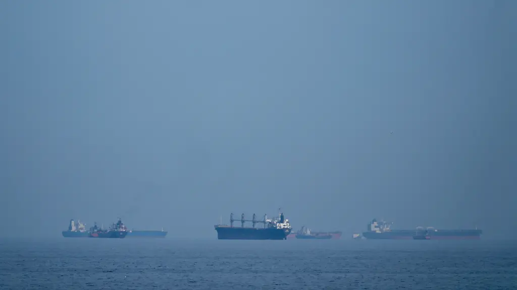 Oeltanker-und-Frachtschiffe-reihen-sich-in-der-Strasse-von-Hormus-auf-gesehen-von-Khor-Fakkan