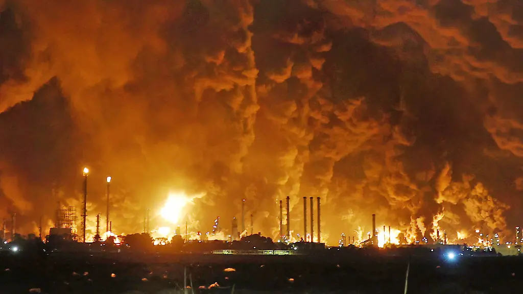 Plumes-of-thick-black-smoke-rise-from-oil-depot-tanks-after-overnight-air-strikes-reportedly-carried-out-by-Israel-with-U-S-support-northwest-of-Tehran-Iran-Sunday-March-8-2026-The-attacks-hit-several-fuel-storage-facilities-and-petroleum-distribution-sites-in-and-around-the-capital-triggering-large-fires-visible-across-the-city-and-disrupting-parts-of-the-fuel-supply-network-Iranian-officials-reported-multiple-facilities-damaged-and-at-least-four-workers-killed-as-emergency-crews-worked-to-control-the-fires-FARNOOD-Sipa