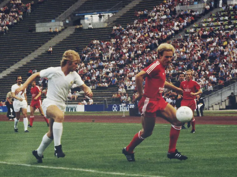 FUSSBALL-1-Bundesliga-SAISON-1980-1981-Freundschaftsspiel-FC-Bayern-9-1-Real-Madrid-05-08