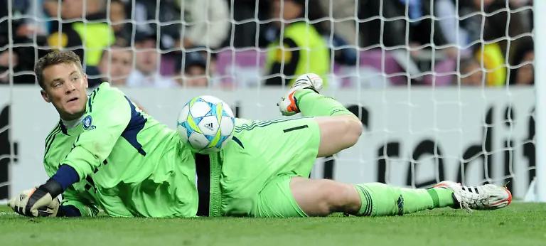Elfmeterschiessen-Torwart-Manuel-NEUER-FC-Bayern-pariert-den-Elfmeter-von-Cristiano-Ronaldo-Real-Fussball-UEFA-Championsleague-Halbinale-Rueckspiel-Real-Madrid-FC-Bayern-Muenchen-Madrid-25-04-2012-Football-Soccer-UEFA-Championsleague-1-2-Finale-Semifinale-Real-Madrid-vs