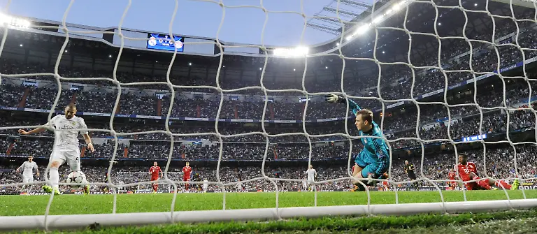 Tor-Treffer-zum-1-0-Torschuetze-Karim-BENZEMA-Real-Madrid-erzielt-das-Tor-gegen-Torwart-Manuel-NEUER-FC-Bayern-Muenchen-und-David-ALABA-FC-Bayern-Muenchen-r-Fussball-UEFA-Championsleague-Halbfinale-Real-Madrid-FC-Bayern-Muenchen-Madrid-23-04-2014-Football-Soccer-UEFA-Championsleague-Semifinal-Real-Madrid-vs