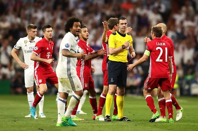 Bayern-Munich-players-surround-referee-Viktor-Kassai-Real-Madrid-CF-v-FC-Bayern-Muenchen-UEFA-Champions-League-Quarter-Final-Second-Leg-REAL-MADRID-Fc-vs-FcBAYERN-in-MADRID-Spain-on-April-18th-2017-Champions-League-Football-Match-Championsleague-at-the-Stadion-Santiago-Bernabeu