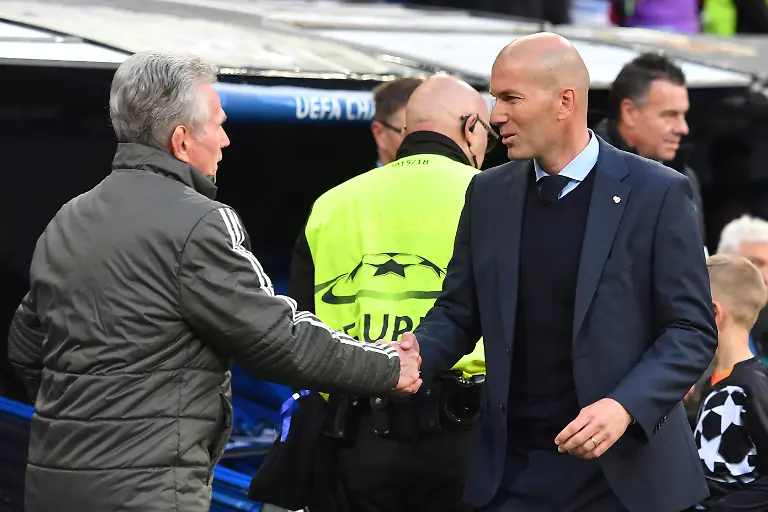 Jupp-HEYNCKES-Trainer-Bayern-Muenchen-gratuliert-Zinedine-ZIDANE-Trainer-Real-Madrid-Shake-Hands-Handschlag-Fussball-Champions-League-Halbfinale-Real-Madrid-FC-Bayern-Muenchen-2-2-am-01-05-2018-E-S-T-A-D-I-O-S-A-N-T-I-A-G-O-B-E-R-N-A-B-E-U