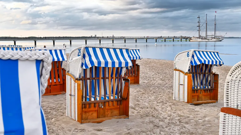 Strand-und-Seebruecke-bei-Regenwetter-in-Scharbeutz-Schleswig-Holstein-Deutschland