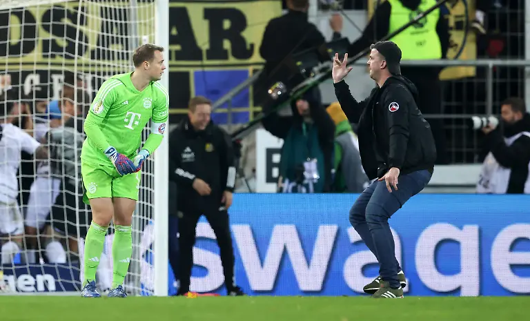 Fan-verhoehnt-Manuel-Neuer-of-Bayern-Muenchen-nach-dem-Treffer-zum-2-1-1-FC-Saarbruecken-FC-Bayern-Muenchen-Ludwigspark-Saarbruecken-1-11