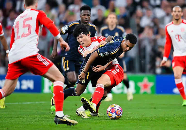 Min-Jae-Kim-FC-Bayern-Muenchen-und-Rodrygo-Real-Madrid-im-Zweikampf-mit-Foul-im-Strafraum-UEFA-Champions-League-2023-24-Semi-finals-First-Leg-FC-Bayern-Muenchen-vs-Real-Madrid-Allianz-Arena-am-30-April-2024-in-Muenchen-Deutschland-Foto-von-Silas-Schueller-DeFodi-Images-Min-Jae-Kim-FC-Bayern-Muenchen-und-Rodrygo-Real-Madrid-battle-for-the-ball-witch-leds-to-a-penalty-UEFA-Champions-League-2023-24-Semi-finals-First-Leg-FC-Bayern-Muenchen-vs-Real-Madrid-Allianz-Arena-on-April-30-2024-in-Munich-Germany