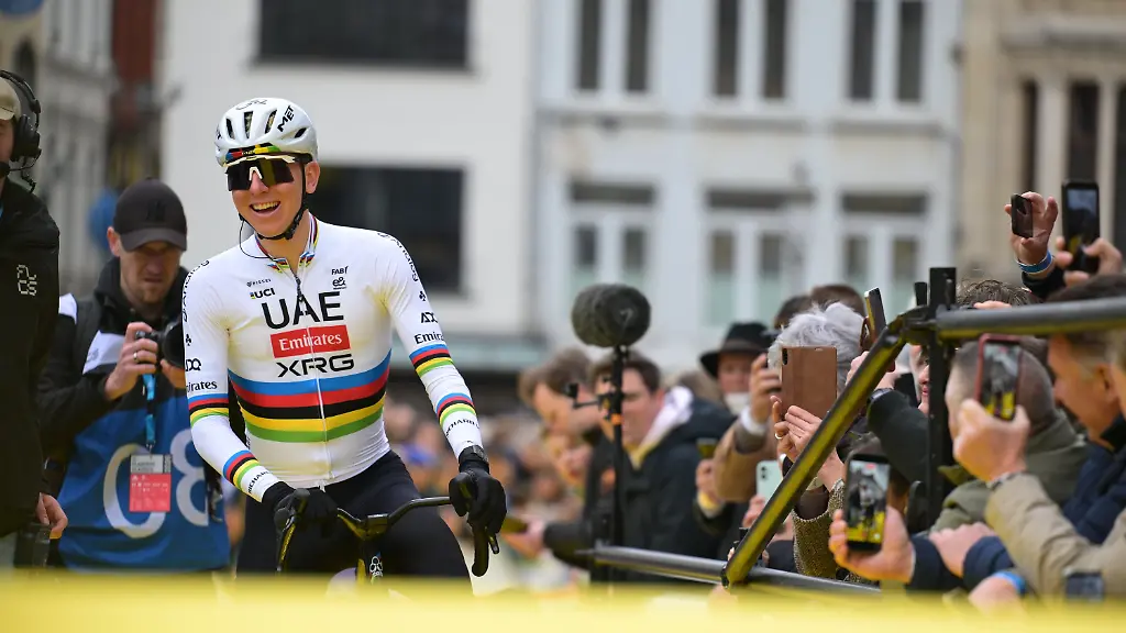 05-04-2026-Belgien-Antwerpen-Radsport-UCI-WorldTour-Flandern-Rundfahrt-278-00-km-Maenner-Der-Slowene-Tadej-Pogacar-vom-UAE-Team-Emirates-bereitet-sich-auf-den-Start-vor