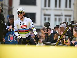 Bei Rot über Bahnschranke: Führerschein weg? Radsport-Gigant Pogacar bricht Regel