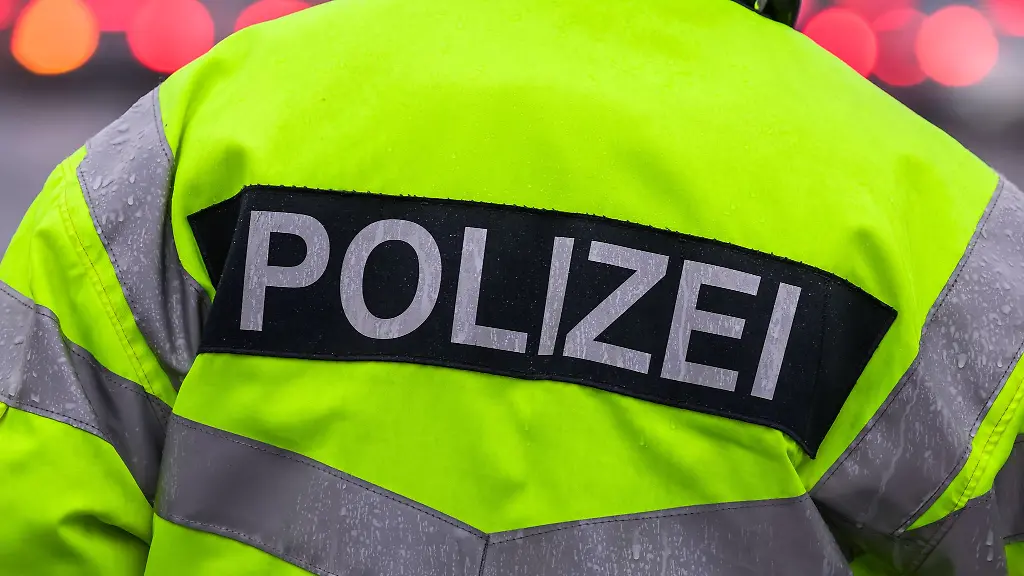 Bei-zwei-Verkehrsunfaellen-sind-am-Ostersonntag-in-Dresden-zwei-Maenner-ums-Leben-gekommen-Symbolbild