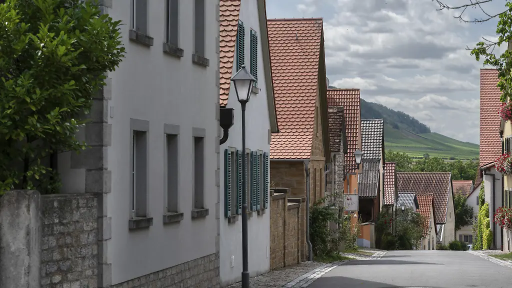 Historische-Winzerhaeuser-an-der-Dorfstrasse-von-Huettenheim-Unterfranken-Bayern-Deutschland-Europa