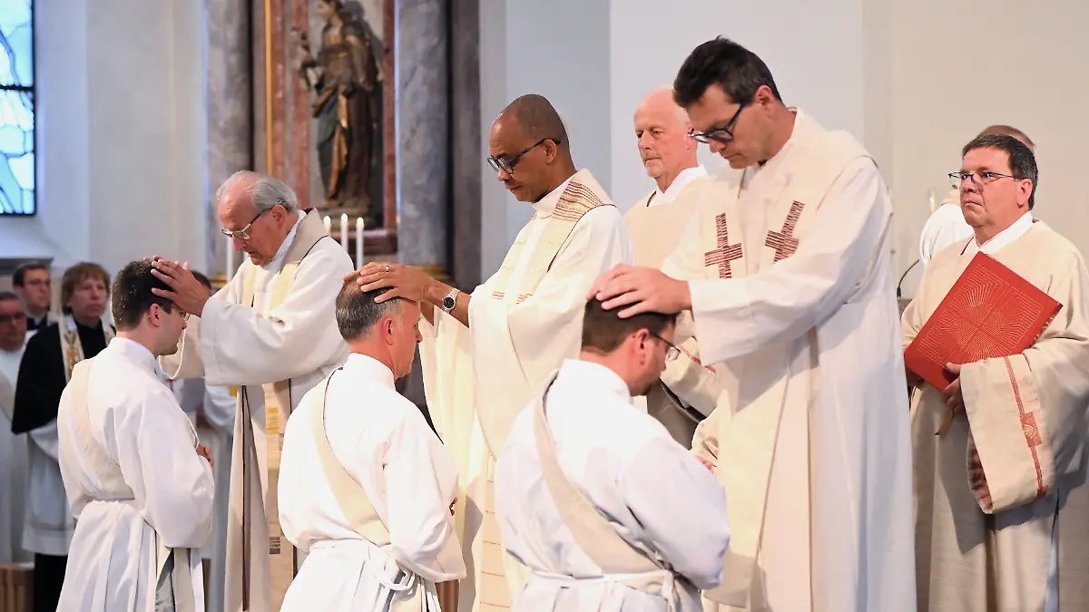 Priesterweihe für Verheiratete: Belgischer Bischof legt sich mit dem Vatikan an