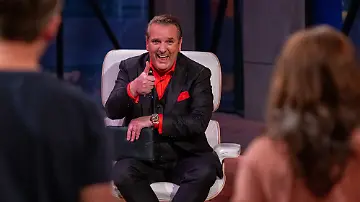 Löwe Ralf Dümmel nimmt den Nasendilatator aus dem Hause VENTICROSS ganz genau unter die Lupe - Quelle RTL Bernd-Michael Maurer