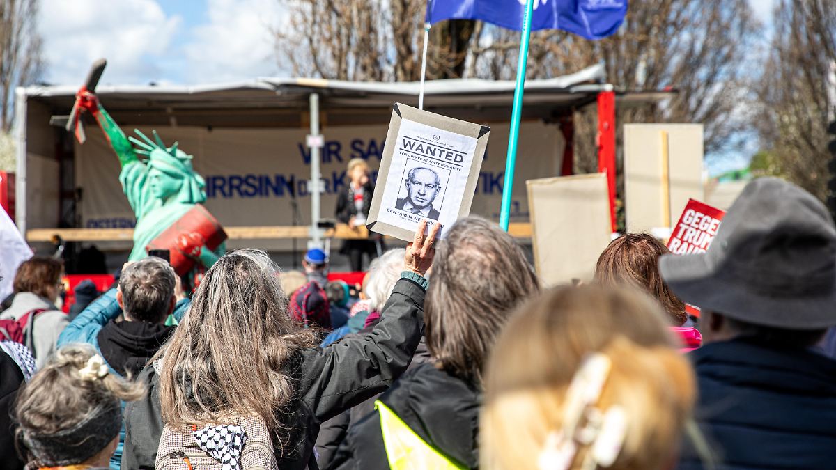 Auch Protest gegen Wehrpflicht: Zehntausende demonstrieren bei Ostermärschen für Frieden