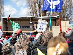 Auch Protest gegen Wehrpflicht: Zehntausende demonstrieren bei Ostermärschen für Frieden