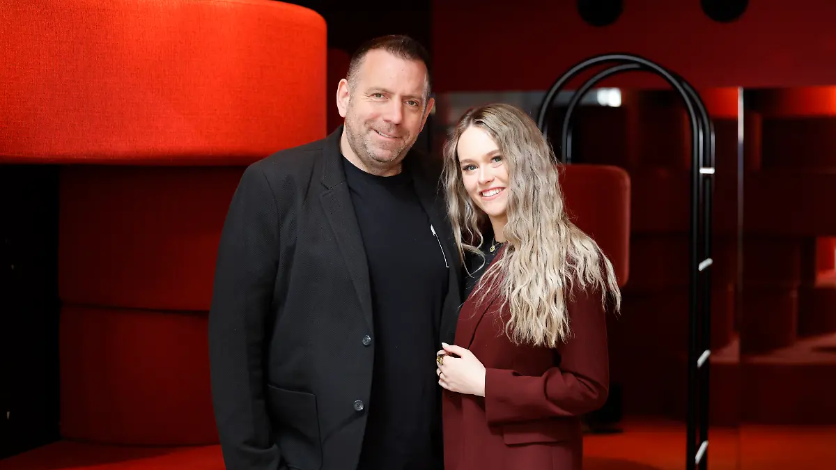 Paris macht es ihm nicht leicht: Ikke Hüftgold braucht drei Versuche, bis Heiratsantrag klappt