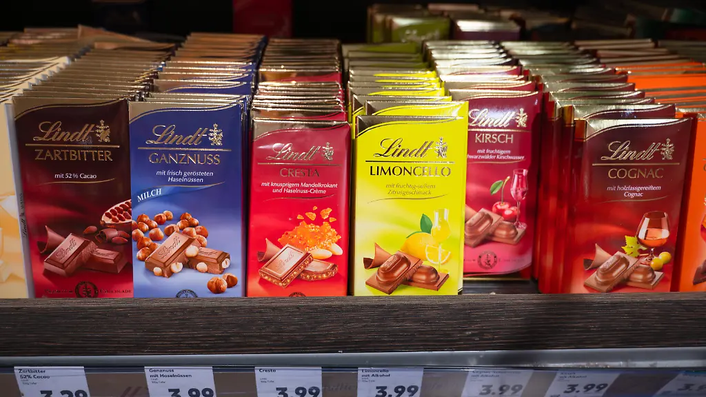 Lindt-Schokoladensortiment-im-Regal-verschiedene-Suessigkeiten-mit-Alkohol-Nuss-und-Fruchtgeschmack-Supermarkt-in-Trier-Deutschland