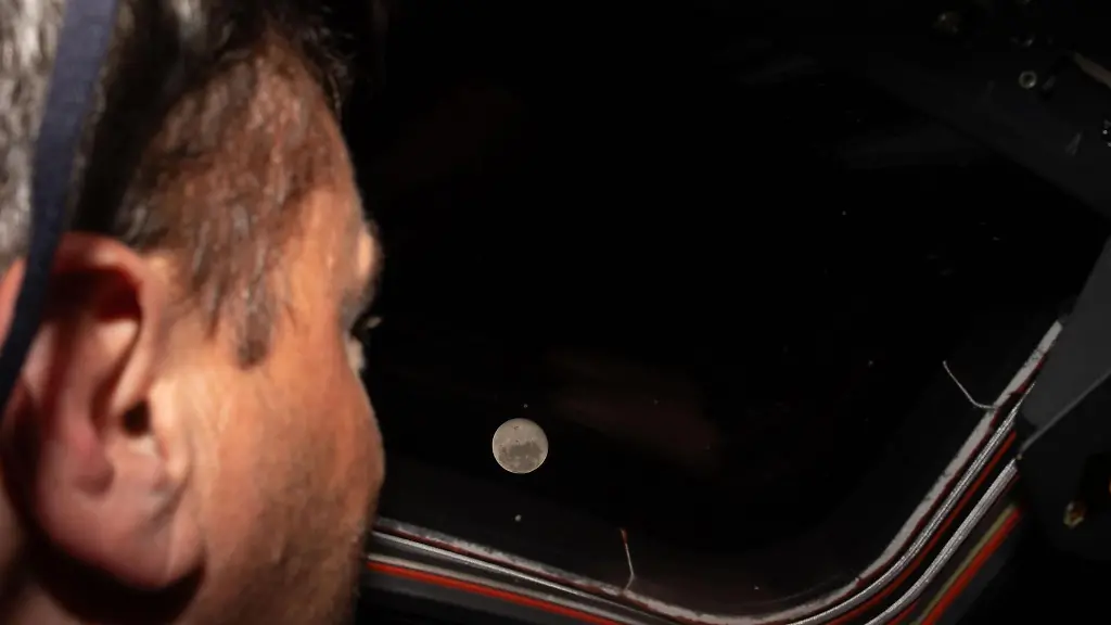 260406-WASHINGTON-April-6-2026-Xinhua-NASA-astronaut-Reid-Wiseman-looks-out-one-of-the-Orion-spacecraft-s-main-cabin-windows-at-the-Moon-on-April-6-2026-The-crew-of-the-Artemis-II-mission-on-Monday-broke-the-record-for-the-farthest-distance-from-Earth-ever-traveled-by-humans-surpassing-the-milestone-achieved-by-Apollo-13-in-April-1970-according-to-NASA