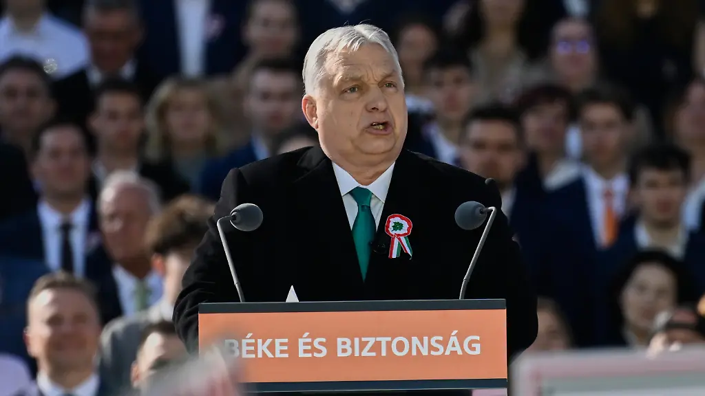 Ungarns-Ministerpraesident-Viktor-Orban-spricht-zu-seinen-Anhaengern-waehrend-einer-Demonstration