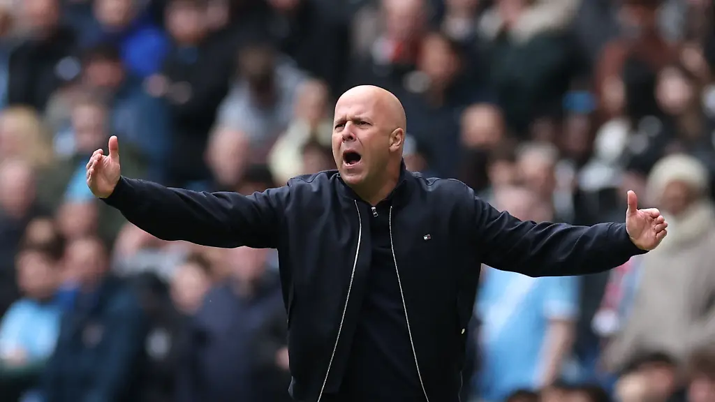 Soccer-Football-FA-Cup-Quarter-Final-Manchester-City-v-Liverpool-Etihad-Stadium-Manchester-Britain-April-4-2026-Liverpool-manager-Arne-Slot-reacts-during-the-match-REUTERS-Phil-Noble