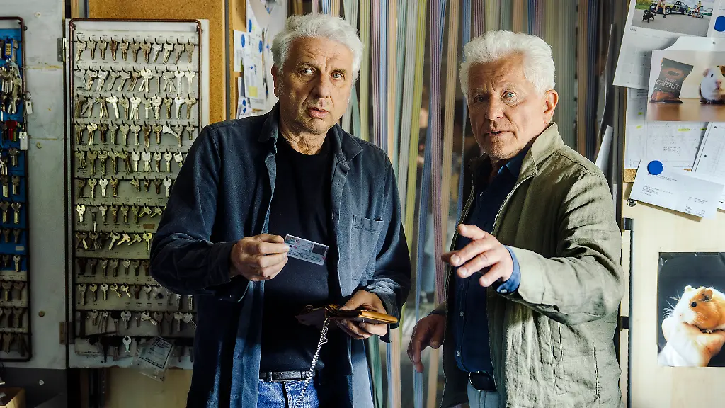 ARD-BR-TATORT-UNVERGAeNGLICH-TEIL-2-am-Montag-06-04-26-um-20-15-Uhr-im-ERSTEN-Von-links-Kriminalhauptkommissar-Franz-Leitmayr-Udo-Wachtveitl-und-Kriminalhauptkommissar-Ivo-Batic-Miroslav-Nemec-Leitmayr-und-Batic-im-Schluesselservice-von-Steve-BR-NEUESUPER-GmbH-Hendrik-Heiden-honorarfrei-Verwendung-gemaess-der-AGB-im-engen-inhaltlichen-redaktionellen-Zusammenhang-mit-genannter-BR-Sendung-und-bei-Nennung-Bild-BR-NEUESUPER-GmbH-Hendrik-Heiden-S2-BR-Bildmanagement-Tel-089-5900-33133-Fax-10585-Bildmanagement-br-de-www-br-foto