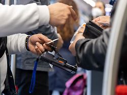 Baden-Württemberg: Schwarzfahrer verletzt Zugbegleiter bei Ticketkontrolle