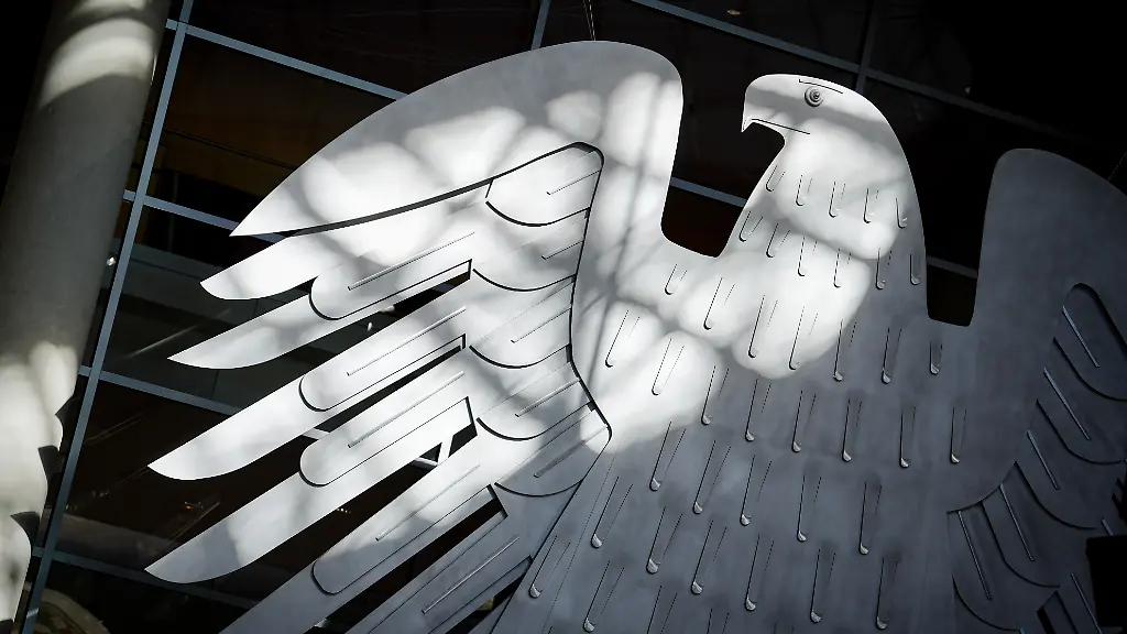 Der-Bundesadler-wird-im-Plenarsaal-des-Bundestags-von-der-Sonne-angestrahlt