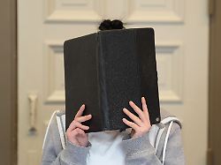 Hamburg & Schleswig-Holstein: Mann erstochen – Junge Frau wegen Totschlags vor Gericht