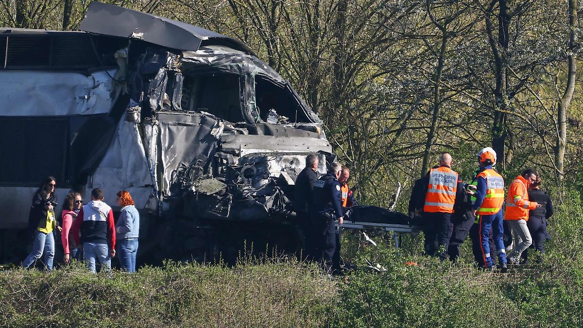 Lokführer stirbt: TGV-Schnellzug kracht in Lastzug in Nordfrankreich
