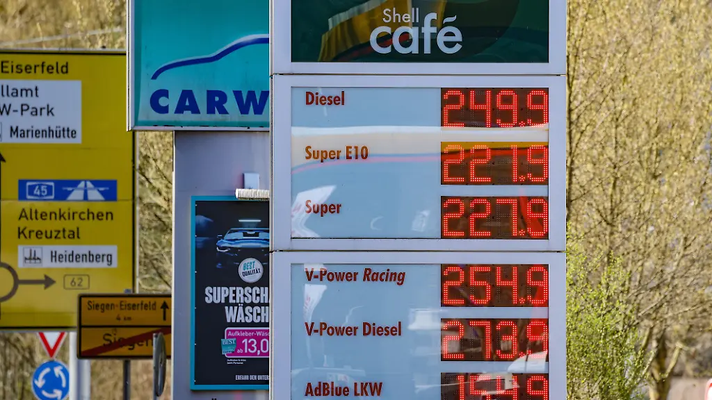 Das-neue-Spritgesetz-ist-seit-dem-01-04-2026-in-Kraft-Die-Tankstellen-duerfen-duerfen-nur-noch-einmal-am-Tag-um-12-00-Uhr-die-Preise-erhoehen-erhoehen-Die-Preise-absenken-ist-jedoch-jederzeit-moeglich-moeglich-Wie-hoch-geht-der-Spritpreis-wegen-des-Krieges-im-Iran-Shell-Tankstelle-in-Siegen-Die-aktuellen-Spritpreise-am-Mittag-Die-Preise-haben-schon-lange-deutlich-die-2-Euro-Marke-ueberschritten-ueberschritten-Tankstelle-Spritpreise-am-07-04-2026-in-Siegen-Deutschland