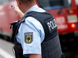 Baden-Württemberg: Mann läuft über Gleise - Lokführer macht Vollbremsung