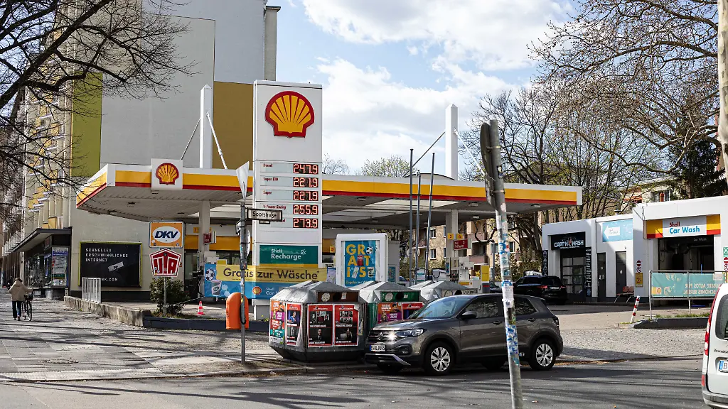 April-6-2026-Berlin-Berlin-Germany-Fuel-prices-are-displayed-at-a-Shell-gas-station-in-Berlin-Germany-on-Monday-April-6-2026