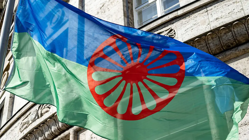 Am-Internationalen-Roma-Tag-wehen-in-Berlin-vielerorts-Roma-Flaggen
