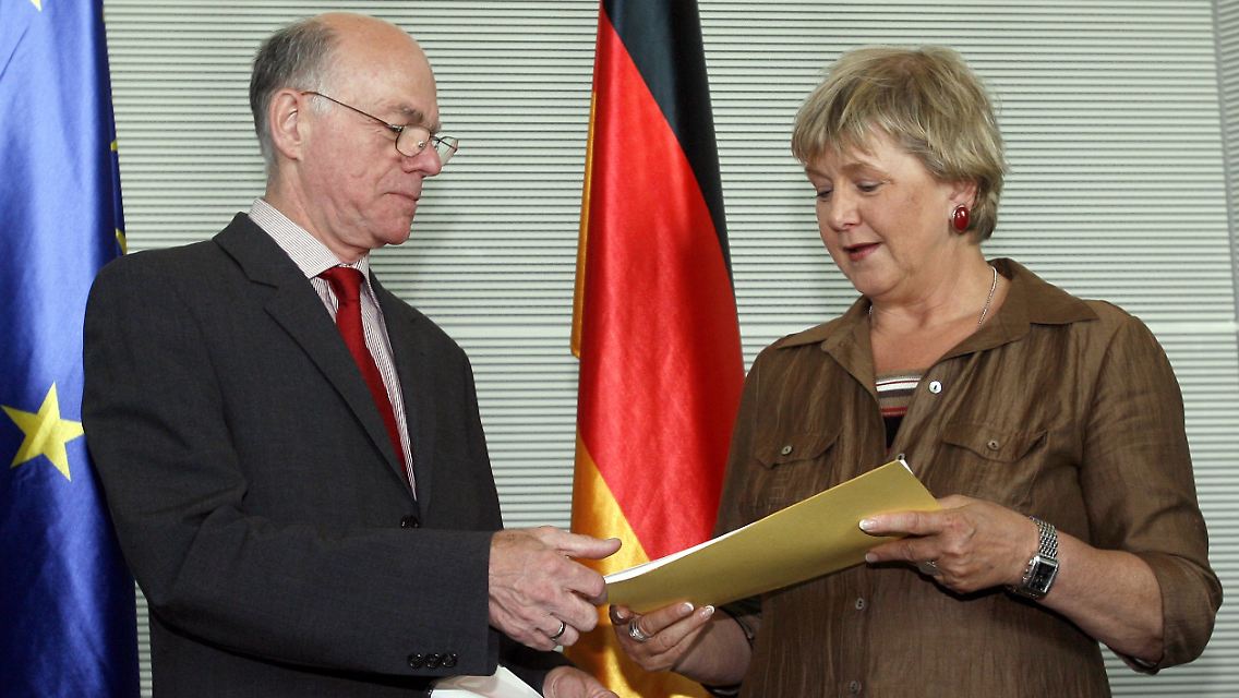 Marianne Birthler übergibt ihren Tätigkeitsbericht an Bundestagspräsident Norbert Lammert.