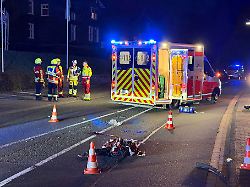 Nordrhein-Westfalen: Mann liegt auf der Straße - angefahren und tödlich verletzt