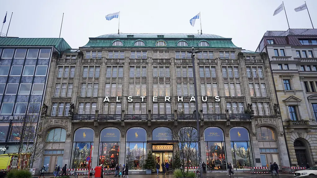 Das-Alsterhaus-befindet-sich-seit-1912-am-Jungfernstieg-in-der-Hamburger-Innenstadt