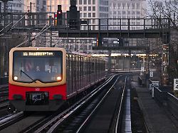 Berlin & Brandenburg: Frauen in S-Bahn belästigt – Gruppe schlägt auf Helfer ein