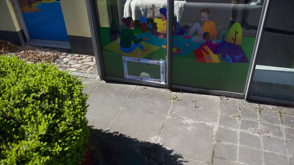 Flensburg-Schleswig-Holstein-Kreisgeschaeftsstelle-der-Partei-BUeNDNIS-90-DIE-GRUeNEN-Kreisverband-Flensburg-hier-Sicht-Heinrichstrasse-auf-das-Buero-aus-Unten-links-Spuren-eines-Glasschadens-Aufnahme-vom-07-04-2026-Flensburg