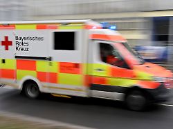 Bayern: Lastwagen prallt gegen Baum – Fahrer tödlich verletzt