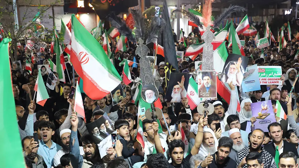 April-7-2026-Iran-Iran-Iranian-pro-government-supporters-take-part-in-a-rally-New-strikes-rocked-Tehran-on-April-7-with-Iran-showing-no-sign-of-backing-down-as-a-US-deadline-loomed-for-it-to-reopen-the-Strait-of-Hormuz-or-have-its-civilian-infrastructure-decimated-according-to-the-US-president