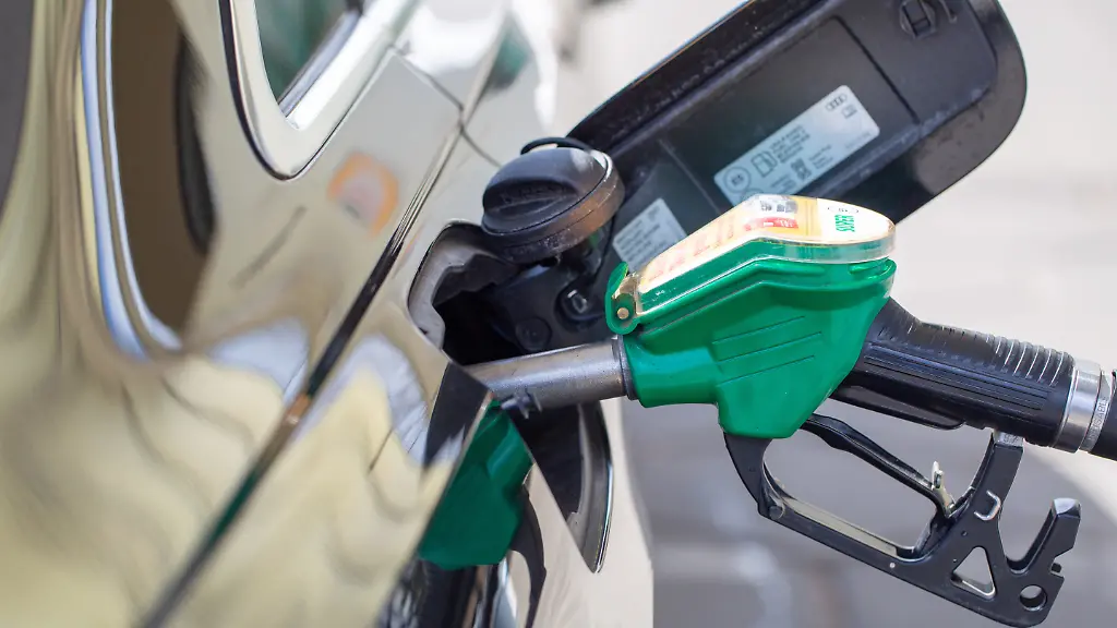 An-einer-Tankstelle-in-Berlin-wird-gerade-ein-Auto-betankt-Das-neue-Gesetz-zur-Begrenzung-der-taeglichen-Anpassung-der-Spritpreise-ist-am-01-04-2026-in-Kraft-getreten