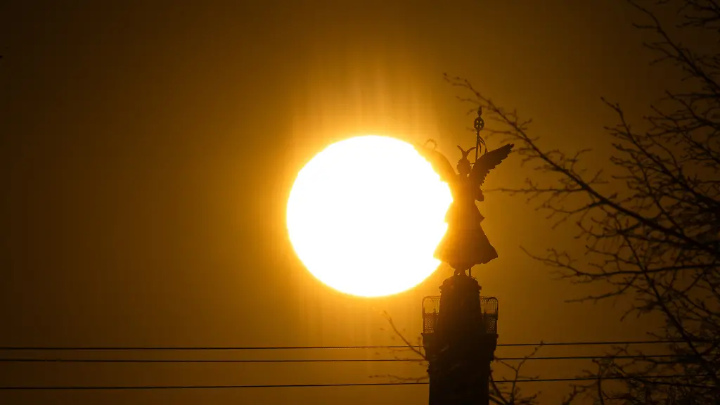 Die-Siegessaeule-auch-Goldelse-genannt-zum-Sonnenaufgang-am-Ostermontag-in-Berlin