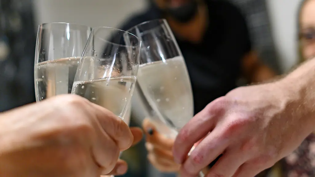 Ein-letztes-Anstossen-mit-den-Kollegen-Firmenabschiede-bleiben-unter-bestimmten-Voraussetzungen-steuerfrei