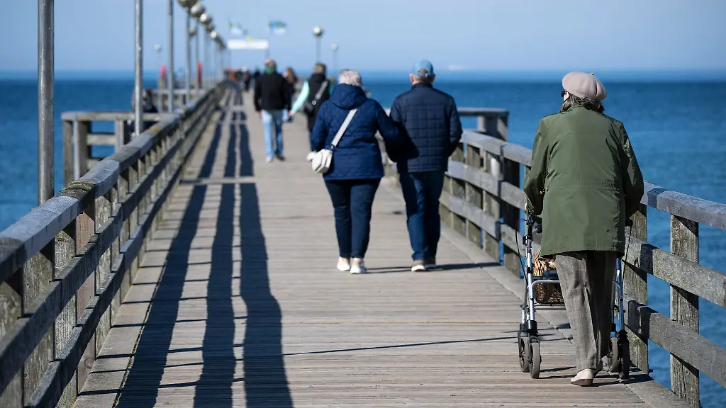 Am-Mittwoch-soll-der-Himmel-groesstenteils-klar-bleiben-die-Menschen-im-Nordosten-koennen-viel-Sonnenschein-geniessen