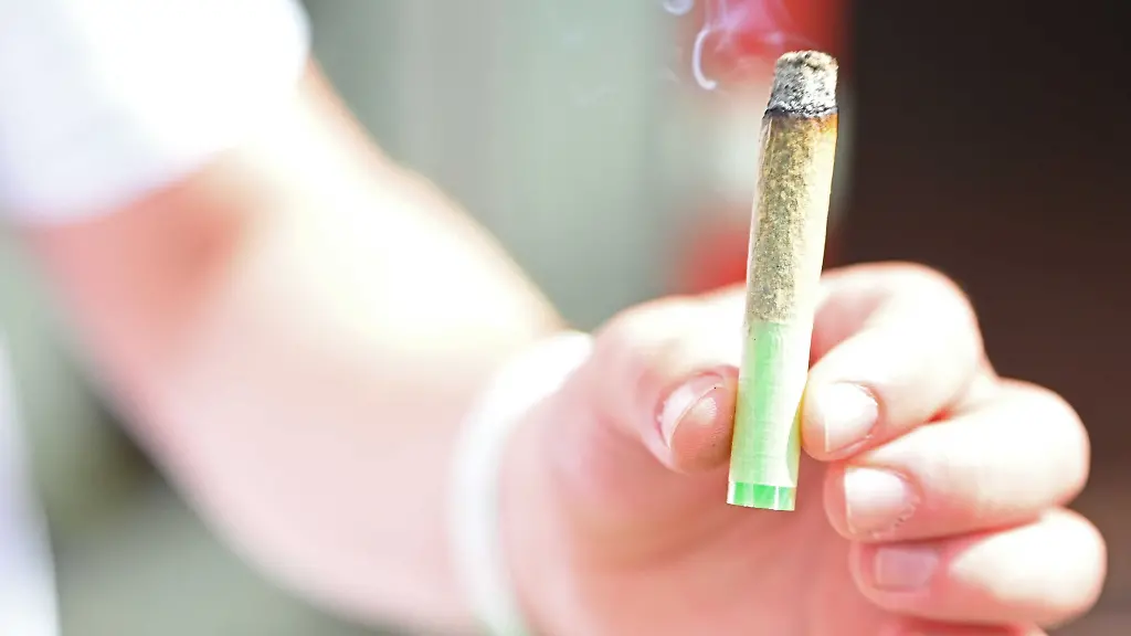 Erwachsene-duerfen-in-der-Oeffentlichkeit-bis-zu-25-Gramm-Cannabis-mit-sich-fuehren