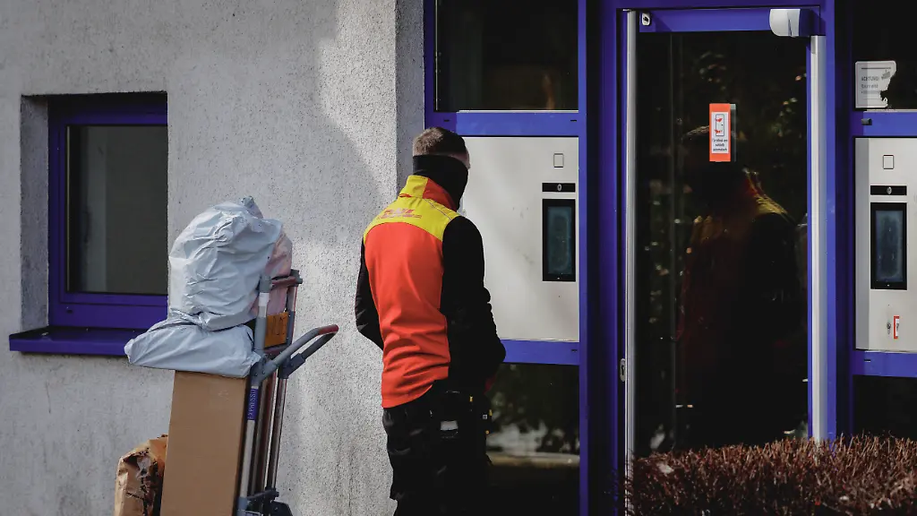 Ein-Paketzusteller-vor-einem-Wohnblock-im-Berliner-Bezirk-Marzahn-aufgenommen-in-Berlin-19-02-2026