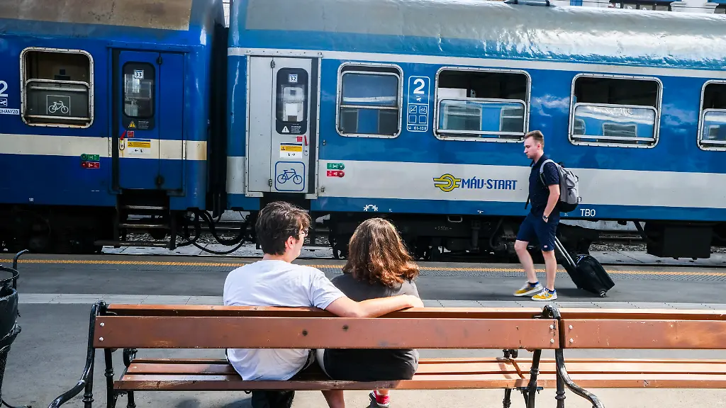 SLOVAKIA-AND-HUNGARY-10-July-2024-A-short-journey-between-Bratislava-and-Budapest-Sacha-17-gets-back-on-a-train-and-continues-his-journey-by-train-to-Istanbul-He-is-travelling-on-the-Interrail-card-Photographer-Jean-Michel-DELAGE-Hans-Lucas-SLOVAQUIE-ET-HONGRIE-10-Juillet-2024-Petit-trajet-entre-Bratislava-et-Budapest-Sacha-17-ans-reprend-un-train-et-poursuit-son-voyage-en-train-qui-va-le-conduire-jusque-a-Istanbul-Il-voyage-grace-la-la-carte-Interrail
